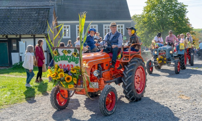 Der Erntedankzug des Heimatvereins Hohkeppel e.V. im LVR-Freilichtmuseum Lindlar.  Foto: Frederik Grundmeier, LVR